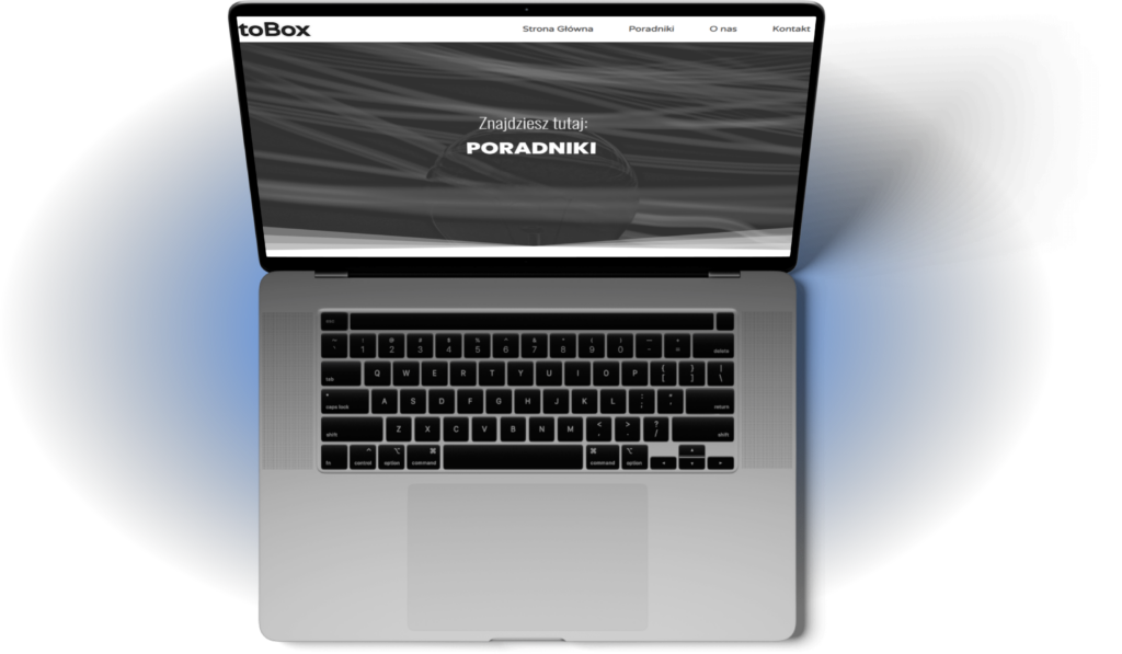 Macbook, na ekranie widoczny projekt strony internetowej w kolorach siwo-białych